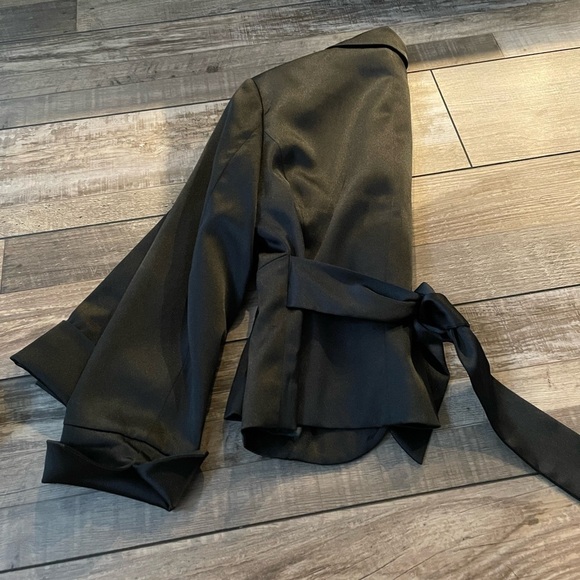 Women’s charlotte Russo satin crop blazer - Picture 5 of 6